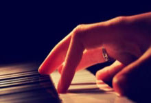 爱游戏:希罗变向直接晃倒康西尔,抬手三分张手命中.